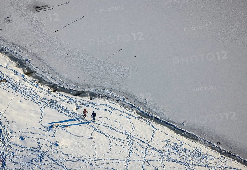 Aerial view, children playing in the snow at the Möhnesee, Delecke, Möhnesee, Sauerland, North Rhine-Westphalia, Germany, DE, Europe, aerial view, aerial photography, aerial photography, cracks in the ice, snow, overview, bird's eye view, winter at the Möhnesee, winter landscape, birds-eyes view, overview