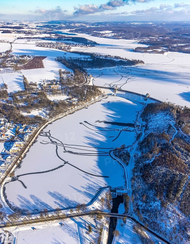 Aerial view, Möhnetalsperre and dam wall in the snow, Günne, Möhnesee, Sauerland, North Rhine-Westphalia, Germany, DE, Europe, aerial view, aerial photography, aerial photography, cracks in the ice, snow, lake, dam wall, overview, bird's eye view, winter at Möhnesee, winter landscape, birds-eyes view, overview