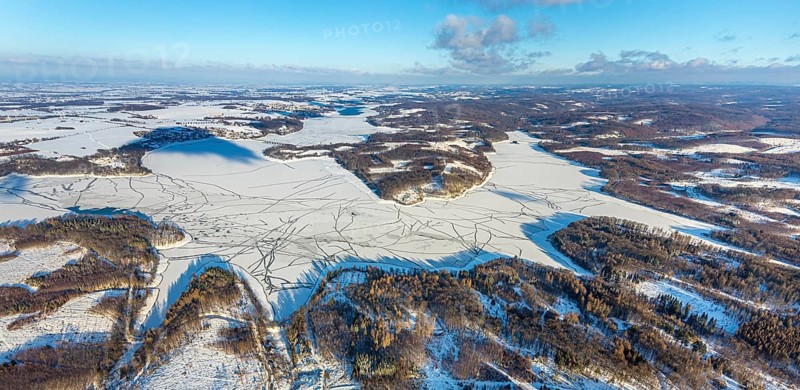 Aerial view, forest area Südlicher Randweg and Möhnesee, Brüningsen, Möhnesee, Sauerland, North Rhine-Westphalia, Germany, mountains and valleys, DE, Europe, distant view, hilly landscape, aerial view, aerial photography, aerial photography, cracks in the ice, snow, overview, bird's eye view, winter at Möhnesee, winter landscape, birds-eyes view, overview