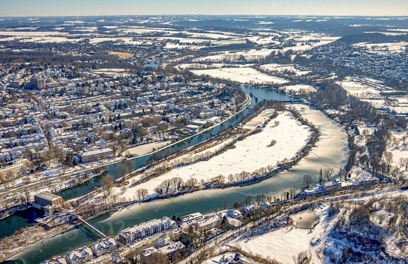 Aerial view, Ruhr river and Ruhr island with lock canal, Kahlenberg hydroelectric power station, weir Mülheim an der Ruhr, Broich - Ost, Mülheim an der Ruhr, Ruhr area, North Rhine-Westphalia, Germany, DE, Europe, island, aerial view, aerial photography, aerial photography, snow, Thyssen Park, overview, bird's-eye view, winter, birds-eyes view, overview