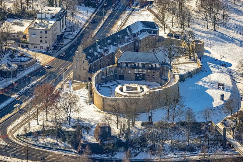 Aerial view, Broich Castle, Old Town II, Mülheim an der Ruhr, Ruhr area, North Rhine-Westphalia, Germany, castle, castle complex, DE, Darlington Park, Europe, aerial view, aerial photography, aerial photography, MüGa - Mülheims Garten an der Ruhr, park, castle, castle complex, castle park, snow, overview, bird's-eye view, winter, birds-eyes view, overview