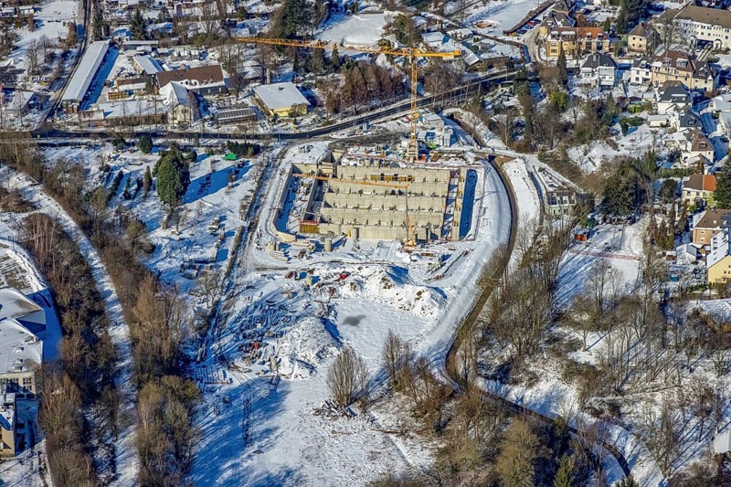 Aerial view, construction site of the Emschergenossenschaft, Köttelbecke renaturalisation, Frohnhauser Weg am Borbecker Mühlenbach, Heißen - Mitte, Mülheim an der Ruhr, Ruhr area, North Rhine-Westphalia, Germany, construction work, construction area, construction site, building site, construction project, construction site, DE, Emschergenossenschaft, Europe, aerial view, aerial photography, aerial photography, new construction, rainwater overflow basin, snow, overview, bird's eye view, winter, birds-eyes view, overview