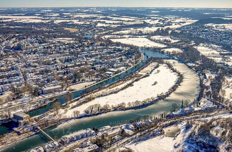 Aerial view, Ruhr river and Ruhr island with lock canal, Kahlenberg hydroelectric power station, weir Mülheim an der Ruhr, Broich - Ost, Mülheim an der Ruhr, Ruhr area, North Rhine-Westphalia, Germany, DE, Europe, island, aerial view, aerial photography, aerial photography, snow, Thyssen Park, overview, bird's-eye view, winter, birds-eyes view, overview