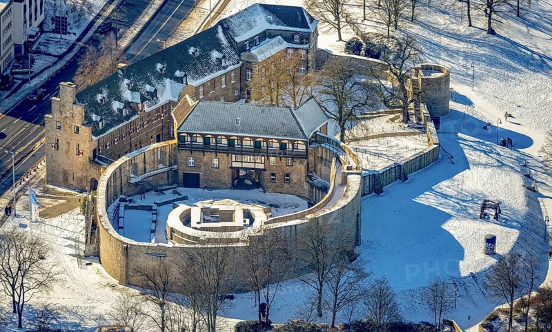 Aerial view, Broich Castle, Old Town II, Mülheim an der Ruhr, Ruhr area, North Rhine-Westphalia, Germany, castle, castle complex, DE, Darlington Park, Europe, aerial view, aerial photography, aerial photography, MüGa - Mülheims Garten an der Ruhr, park, castle, castle complex, castle park, snow, overview, bird's-eye view, winter, birds-eyes view, overview