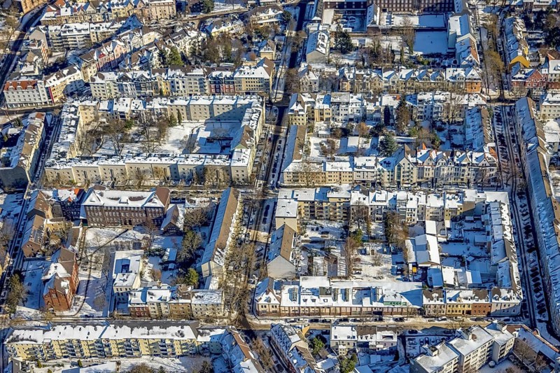 Aerial view, housing estate and monuments, Adolfstraße, Eduardstraße, Martin-von-Tours-Schule, Altstadt I - Südwest, Mülheim an der Ruhr, Ruhr area, North Rhine-Westphalia, Germany, education, educational institution, block development, DE, monument protection, Europe, Gerberstraße, primary school, property tax, real estate, educational institute, aerial view, aerial photography, aerial photography, snow, school, overview, bird's-eye view, winter, housing estate, housing and living, residential area, residential buildings, residential quality, residential neighbourhood, housing estate, birds-eyes view, overview
