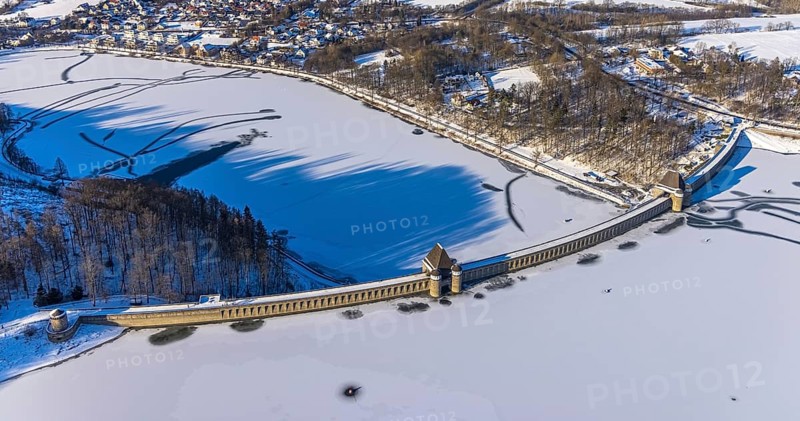 Aerial view, Möhnetalsperre and dam wall in the snow, Günne, Möhnesee, Sauerland, North Rhine-Westphalia, Germany, DE, Europe, aerial view, aerial photography, aerial photography, cracks in the ice, snow, lake, dam wall, overview, bird's eye view, winter at Möhnesee, winter landscape, birds-eyes view, overview