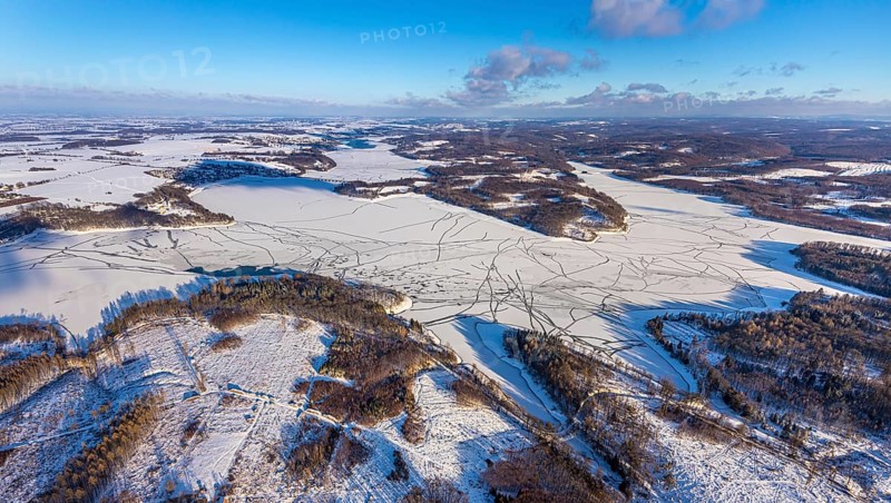 Aerial view, forest area Südlicher Randweg and Möhnesee, Brüningsen, Möhnesee, Sauerland, North Rhine-Westphalia, Germany, mountains and valleys, DE, Europe, distant view, hilly landscape, aerial view, aerial photography, aerial photography, cracks in the ice, snow, overview, bird's eye view, winter at Möhnesee, winter landscape, birds-eyes view, overview