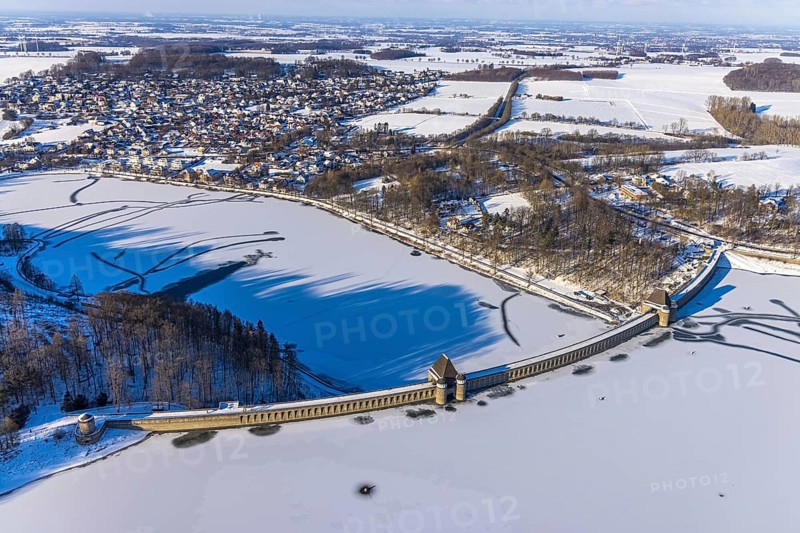 Aerial view, Möhnetalsperre and dam wall in the snow, Günne, Möhnesee, Sauerland, North Rhine-Westphalia, Germany, DE, Europe, aerial view, aerial photography, aerial photography, cracks in the ice, snow, lake, dam wall, overview, bird's eye view, winter at Möhnesee, winter landscape, birds-eyes view, overview