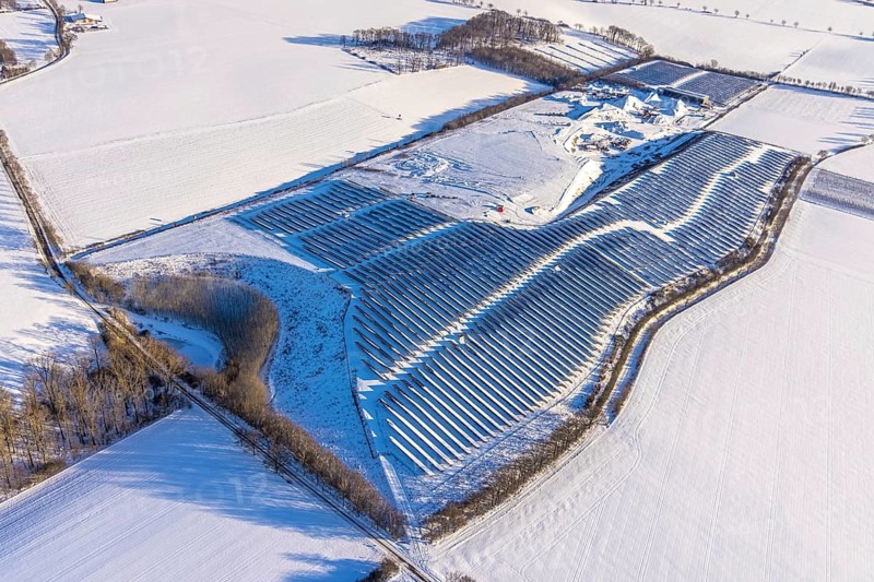 Aerial view, solar park Möhnesee an der Haar, Büecke, Möhnesee, Sauerland, North Rhine-Westphalia, Germany, DE, Europe, aerial view, aerial photography, aerial photography, photovoltaic, photovoltaic plant, snow, solar, solar plant, solar energy, solar park, solar energy, overview, bird's eye view, winter at Möhnesee, winter landscape, birds-eyes view, overview