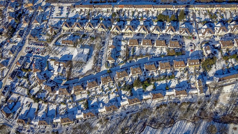 Aerial view, workers' housing estate, Heimaterde housing estate, Theodor-Suhnel-Straße, Heißen - Süd, Mülheim an der Ruhr, Ruhr area, North Rhine-Westphalia, Germany, DE, single-family homes, Europe, property tax, real estate, aerial view, aerial photography, aerial photography, multi-family housing estate, multi-family houses, terraced houses, snow, overview, bird's-eye view, winter, housing estate, housing and living, residential area, residential houses, quality of living, residential neighbourhood, housing estate, birds-eyes view, overview, particularly beautiful housing estate, monument protection