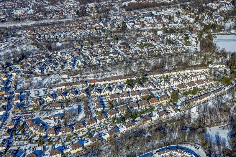Aerial view, workers' housing estate, Heimaterde housing estate, Theodor-Suhnel-Straße, Heißen - Süd, Mülheim an der Ruhr, Ruhr area, North Rhine-Westphalia, Germany, DE, single-family homes, Europe, property tax, real estate, aerial view, aerial photography, aerial photography, multi-family housing estate, multi-family houses, terraced houses, snow, overview, bird's-eye view, winter, housing estate, housing and living, residential area, residential houses, quality of living, residential neighbourhood, housing estate, birds-eyes view, overview, particularly beautiful housing estate, monument protection
