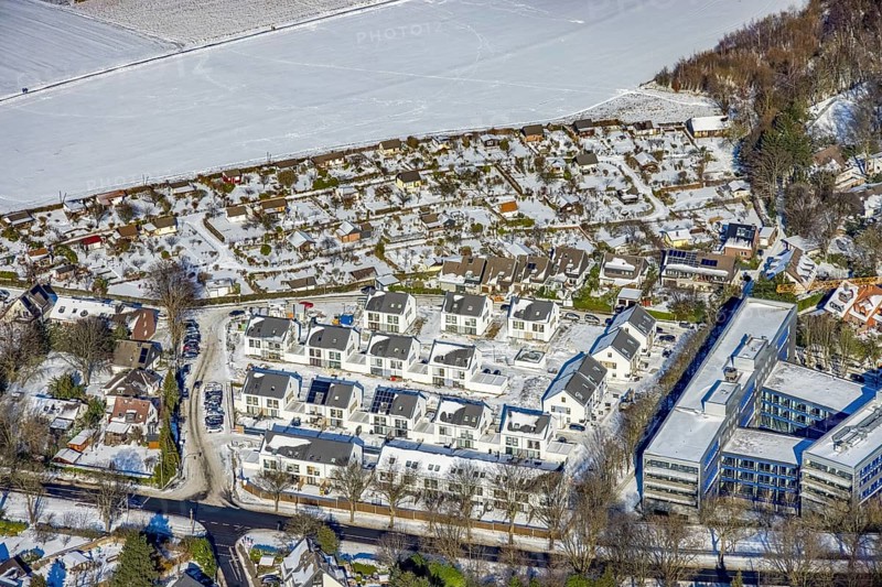 Aerial view, construction site new housing estate Theo-Wüllenkemper-Straße, office property Parsevalstraße, Holthausen - Südost, Mülheim an der Ruhr, Ruhr area, North Rhine-Westphalia, Germany, DE, Deutsche Telekom AG, single-family homes, Europe, property tax, real estate, aerial view, aerial photography, aerial photography, terraced houses, snow, overview, bird's-eye view, winter, residential complex, living and living, residential area, residential buildings, residential quality, residential neighbourhood, housing estate, birds-eyes view, overview