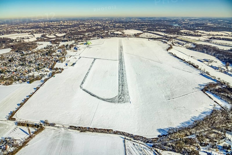 Aerial photo, Airport Essen / Mülheim in winter, Menden and Ickten, Mülheim an der Ruhr, Ruhr area, North Rhine-Westphalia, Germany, DE, Europe, flight emission, airport, aircraft noise, airfield, runway, aerial photograph, aerial photography, aerial photography, snow, runway, overview, bird's eye view, winter, birds-eyes view, overview
