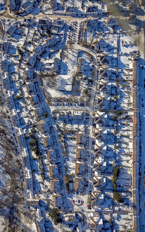 Aerial view, workers' housing estate, Heimaterde housing estate, Theodor-Suhnel-Straße, Heißen - Süd, Mülheim an der Ruhr, Ruhr area, North Rhine-Westphalia, Germany, DE, single-family homes, Europe, property tax, real estate, aerial view, aerial photography, aerial photography, multi-family housing estate, multi-family houses, terraced houses, snow, overview, bird's-eye view, winter, housing estate, housing and living, residential area, residential houses, quality of living, residential neighbourhood, housing estate, birds-eyes view, overview, particularly beautiful housing estate, monument protection