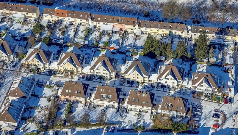 Aerial view, workers' housing estate, Heimaterde housing estate, Theodor-Suhnel-Straße, Heißen - Süd, Mülheim an der Ruhr, Ruhr area, North Rhine-Westphalia, Germany, DE, single-family homes, Europe, property tax, real estate, aerial view, aerial photography, aerial photography, multi-family housing estate, multi-family houses, terraced houses, snow, overview, bird's-eye view, winter, housing estate, housing and living, residential area, residential houses, quality of living, residential neighbourhood, housing estate, birds-eyes view, overview, particularly beautiful housing estate, monument protection