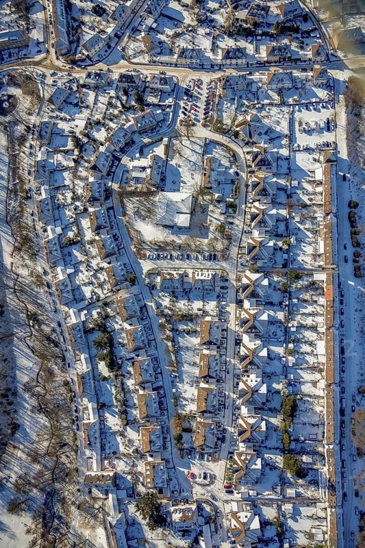 Aerial view, workers' housing estate, Heimaterde housing estate, Theodor-Suhnel-Straße, Heißen - Süd, Mülheim an der Ruhr, Ruhr area, North Rhine-Westphalia, Germany, DE, single-family homes, Europe, property tax, real estate, aerial view, aerial photography, aerial photography, multi-family housing estate, multi-family houses, terraced houses, snow, overview, bird's-eye view, winter, housing estate, housing and living, residential area, residential houses, quality of living, residential neighbourhood, housing estate, birds-eyes view, overview, particularly beautiful housing estate, monument protection