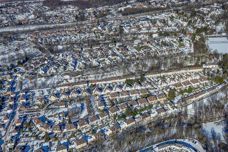 Aerial view, workers' housing estate, Heimaterde housing estate, Theodor-Suhnel-Straße, Heißen - Süd, Mülheim an der Ruhr, Ruhr area, North Rhine-Westphalia, Germany, DE, single-family homes, Europe, property tax, real estate, aerial view, aerial photography, aerial photography, multi-family housing estate, multi-family houses, terraced houses, snow, overview, bird's-eye view, winter, housing estate, housing and living, residential area, residential houses, quality of living, residential neighbourhood, housing estate, birds-eyes view, overview, particularly beautiful housing estate, monument protection