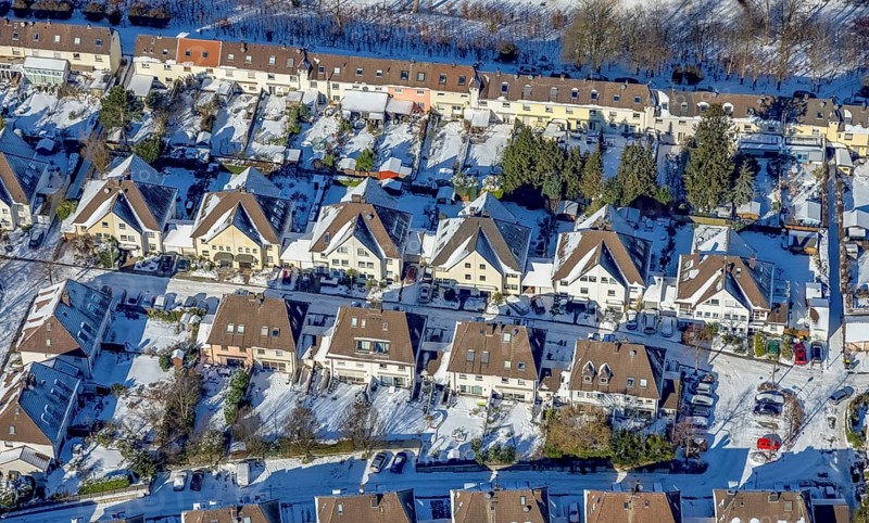 Aerial view, workers' housing estate, Heimaterde housing estate, Theodor-Suhnel-Straße, Heißen - Süd, Mülheim an der Ruhr, Ruhr area, North Rhine-Westphalia, Germany, DE, single-family homes, Europe, property tax, real estate, aerial view, aerial photography, aerial photography, multi-family housing estate, multi-family houses, terraced houses, snow, overview, bird's-eye view, winter, housing estate, housing and living, residential area, residential houses, quality of living, residential neighbourhood, housing estate, birds-eyes view, overview, particularly beautiful housing estate, monument protection