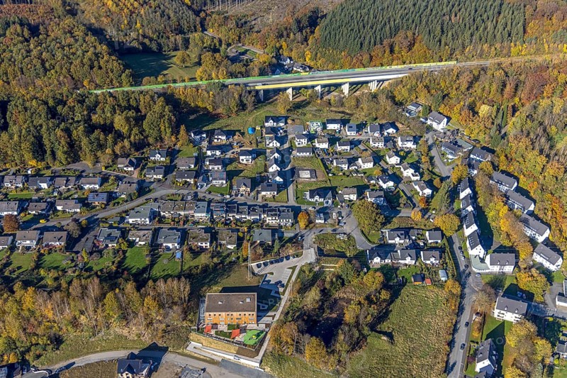 Aerial view, new development area Ziegelei II with children's garden in wooden construction in Meschede-Stadt in Meschede, Sauerland, North Rhine-Westphalia, Germany, motorway A46, bridge, DE, Europe, property tax, real estate, kindergarten, day care centre, day care centre, day nursery, aerial view, aerial photography, aerial photography, Meschede, Fulmecke viaduct, overview, bird's-eye view, residential complex, living and life, residential area, residential buildings, residential quality, residential quarter, housing estate, birds-eyes view, overview