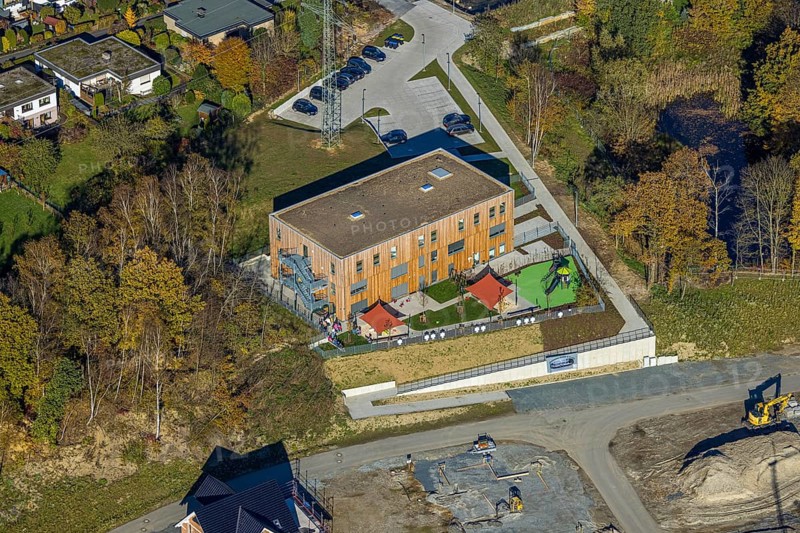 Aerial view, new development area Ziegelei II with children's garden in wooden construction in Meschede-Stadt in Meschede, Sauerland, North Rhine-Westphalia, Germany, DE, Europe, kindergarten, day care centre, day nursery, aerial photograph, aerial photography, aerial photography, Meschede, overview, bird's-eye view, overview