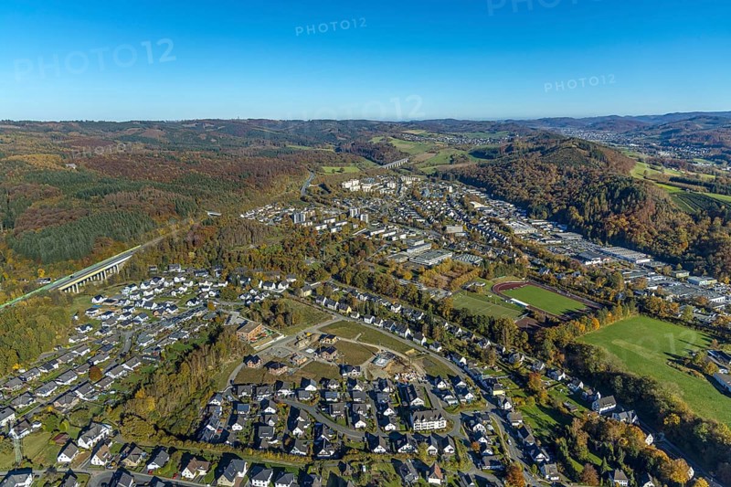 Aerial view, new development area Ziegelei II with children's garden in wooden construction in Meschede-Stadt in Meschede, Sauerland, North Rhine-Westphalia, Germany, motorway A46, bridge, DE, Europe, property tax, real estate, kindergarten, day care centre, day care centre, day nursery, aerial view, aerial photography, aerial photography, Meschede, Fulmecke viaduct, overview, bird's-eye view, residential complex, living and life, residential area, residential buildings, residential quality, residential quarter, housing estate, birds-eyes view, overview