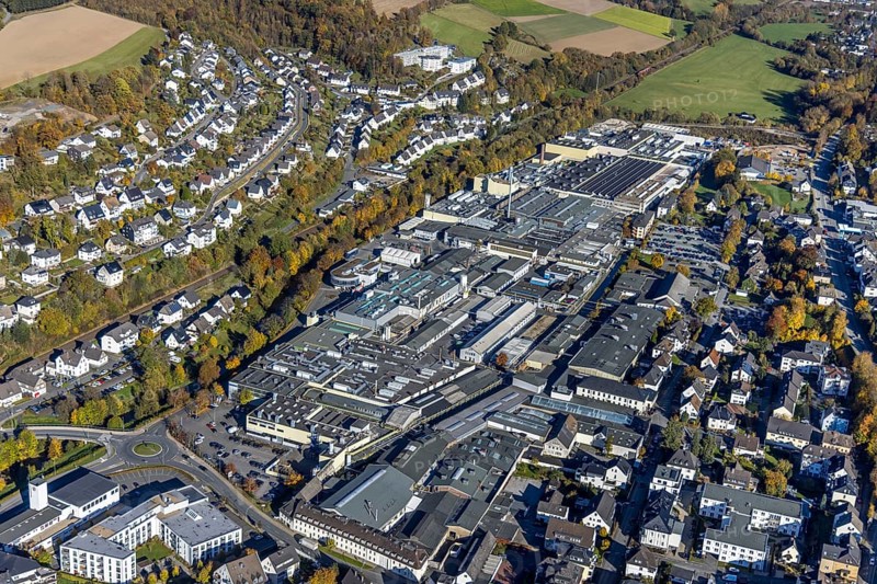 Aerial view, local view and Martinrea Honsel foundry in Meschede-Stadt in Meschede, Sauerland, North Rhine-Westphalia, Germany, DE, Europe, commercial enterprises, commercial area, commercial park, commercial location, commercial use, property tax, hilly landscape, real estate, industrial area, industrial building, industrial site, aerial view, aerial photography, aerial photography, Meschede, overview, bird's-eye view, residential area, living and living, residential area, residential buildings, residential quality, residential neighbourhood, housing estate, birds-eyes view, overview