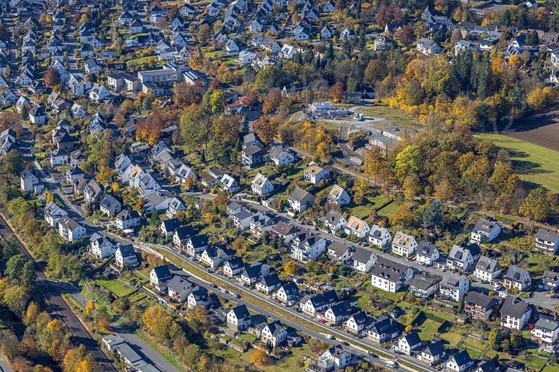 Aerial view, housing estate between Kolpingstraße and Unterm Hasenfeld in Meschede-Stadt in Meschede, Sauerland, North Rhine-Westphalia, Germany, DE, Europe, property tax, real estate, aerial view, aerial photography, aerial photography, Meschede, overview, bird's-eye view, housing estate, housing and living, residential area, residential buildings, housing quality, residential neighbourhood, housing estate, birds-eyes view, overview