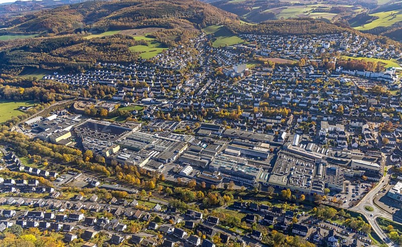 Aerial view, local view and Martinrea Honsel foundry in Meschede-Stadt in Meschede, Sauerland, North Rhine-Westphalia, Germany, DE, Europe, commercial enterprises, commercial area, commercial park, commercial location, commercial use, property tax, hilly landscape, real estate, industrial area, industrial building, industrial site, aerial view, aerial photography, aerial photography, Meschede, overview, bird's-eye view, residential area, living and living, residential area, residential buildings, residential quality, residential neighbourhood, housing estate, birds-eyes view, overview
