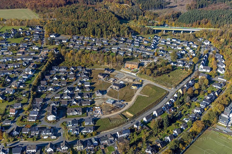 Aerial view, new development area Ziegelei II with children's garden in wooden construction in Meschede-Stadt in Meschede, Sauerland, North Rhine-Westphalia, Germany, motorway A46, bridge, DE, Europe, property tax, real estate, kindergarten, day care centre, day care centre, day nursery, aerial view, aerial photography, aerial photography, Meschede, Fulmecke viaduct, overview, bird's-eye view, residential complex, living and living, residential area, residential buildings, residential quality, residential quarter, housing estate, birds-eyes view, overview