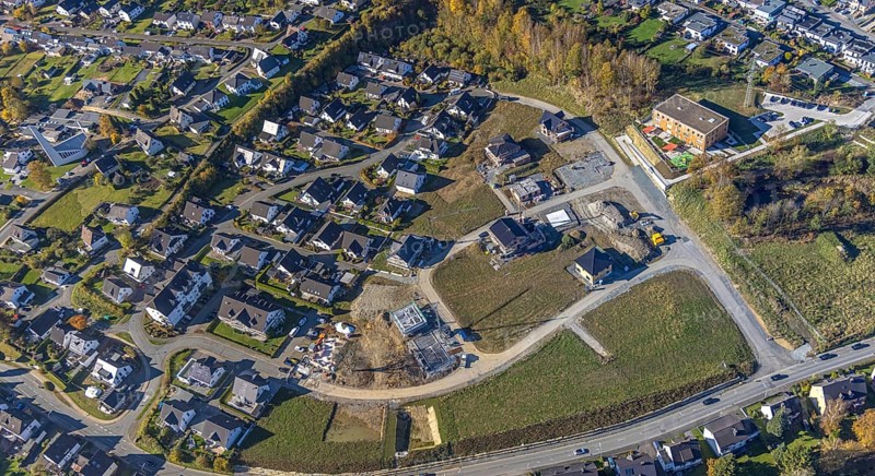 Aerial view, new development area Ziegelei II with children's garden in wooden construction in Meschede-Stadt in Meschede, Sauerland, North Rhine-Westphalia, Germany, DE, Europe, property tax, real estate, kindergarten, day-care centre, day-care centre, aerial photograph, aerial photography, aerial photography, Meschede, overview, bird's-eye view, residential area, living and life, residential area, residential buildings, residential quality, residential quarter, housing estate, birds-eyes view, overview