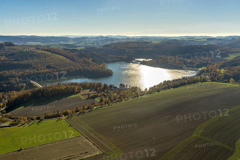 Aerial view, Hennesee in the district Berghausen in Meschede, Sauerland, North Rhine-Westphalia, Germany, DE, Europe, Hennetalsperre, autumn colours, autumn forest, autumn forest colours, aerial view, aerial photography, aerial photography, Meschede, dam wall, overview, bird's-eye view, birds-eyes view, autumn forest, overview