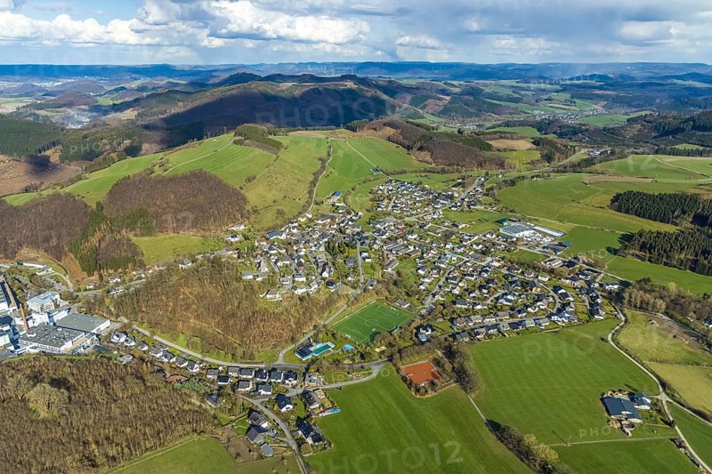 View of Grevenstein, Grevenstein, Meschede, Sauerland, North Rhine-Westphalia, Germany, DE, Europe, distant view, property tax, hilly landscape, real estate, aerial view, aerial photograph, aerial photography, aerial photography, Sundern, overview, Veltins brewery, bird's-eye view, meadows and fields, residential area, housing and living, residential area, residential buildings, residential quality, residential neighbourhood, housing estate, birds-eyes view, overview