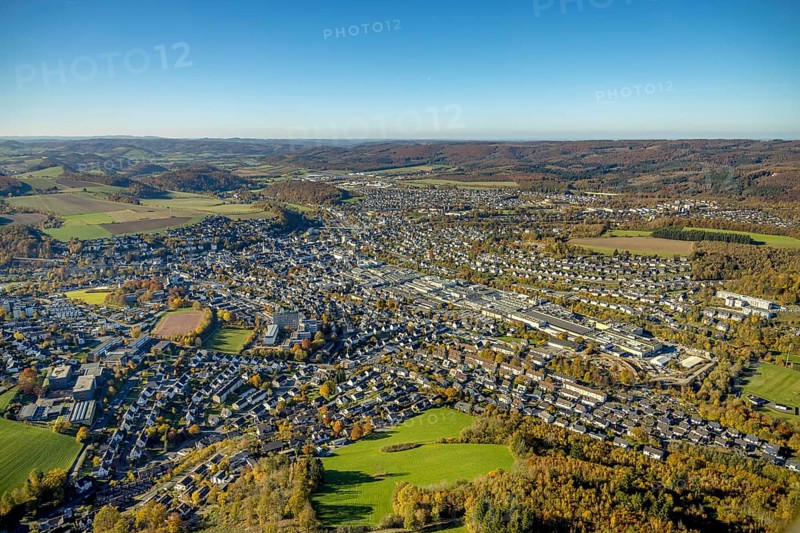 Aerial view, local view and Martinrea Honsel foundry in Meschede-Stadt in Meschede, Sauerland, North Rhine-Westphalia, Germany, DE, Europe, distant view, commercial enterprises, commercial area, commercial park, commercial location, commercial use, property tax, hilly landscape, real estate, industrial area, industrial building, industrial site, aerial view, aerial photography, aerial photography, Meschede, overview, bird's-eye view, residential area, residential area, residential buildings, residential quality, residential neighbourhood, housing estate, birds-eyes view, overview