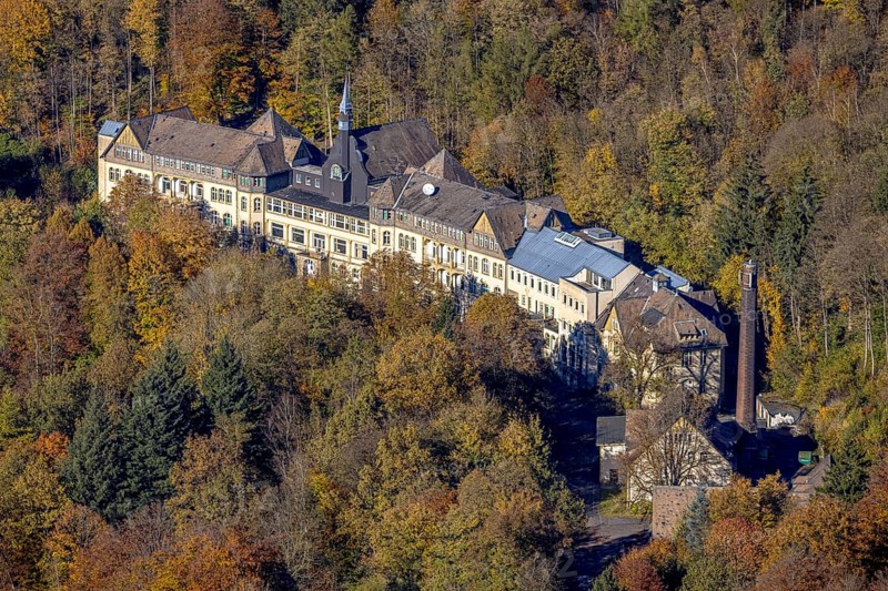 Aerial view, Veramed Klinik am Wendelstein KG Klinik für Onkologie im Ortsteil Löllinghausen in Meschede, Sauerland, North Rhine-Westphalia, Germany, DE, Europe, healthcare, hospital, clinic, clinic centre, hospital, aerial photograph, aerial photography, aerial photography, medical facility, medical aid, Meschede, redevelopment case, overview, Veramedklinik, bird's eye view, birds-eyes view, overview, medical care