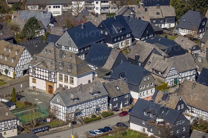Aerial photo, St. Johannes Catholic Primary School, Eversberg, Meschede, Sauerland, North Rhine-Westphalia, Germany, education, educational institution, DE, Europe, half-timbered houses, primary school, Johannisstraße, teaching institute, aerial photograph, aerial photography, aerial photography, school, overview, bird's-eye view, overview