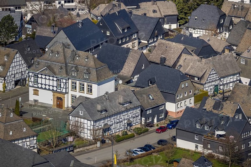 Aerial photo, St. Johannes Catholic Primary School, Eversberg, Meschede, Sauerland, North Rhine-Westphalia, Germany, education, educational institution, DE, Europe, half-timbered houses, primary school, Johannisstraße, teaching institute, aerial photograph, aerial photography, aerial photography, school, overview, bird's-eye view, overview