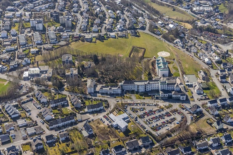Aerial view, St. Walburga-Krankenhaus Meschede, Meschede-Stadt, Meschede, Sauerland, North Rhine-Westphalia, Germany, DE, Europe, healthcare, hospital, helipad, clinic, clinic centre, hospital, aerial photograph, aerial photography, aerial photography, medical facility, medical aid, emergency service, overview, bird's-eye view, overview, medical care