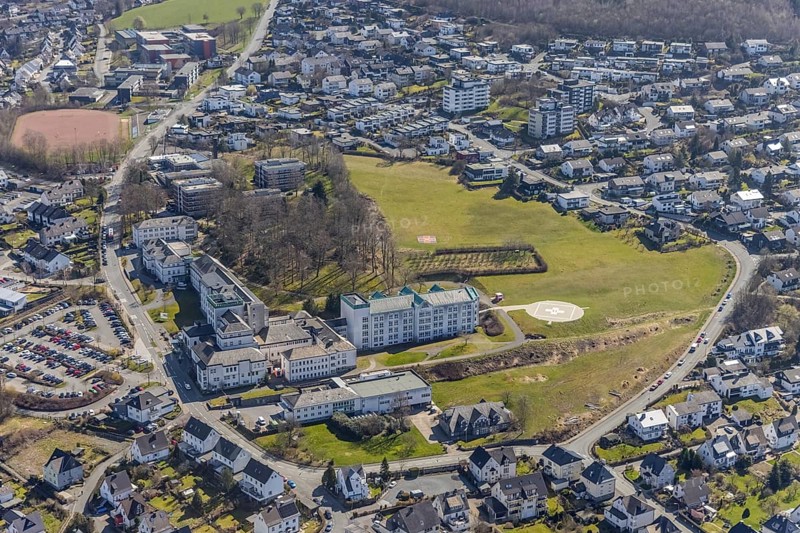 Aerial view, St. Walburga-Krankenhaus Meschede, Meschede-Stadt, Meschede, Sauerland, North Rhine-Westphalia, Germany, DE, Europe, healthcare, hospital, helipad, clinic, clinic centre, hospital, aerial photograph, aerial photography, aerial photography, medical facility, medical aid, emergency service, overview, bird's-eye view, overview, medical care