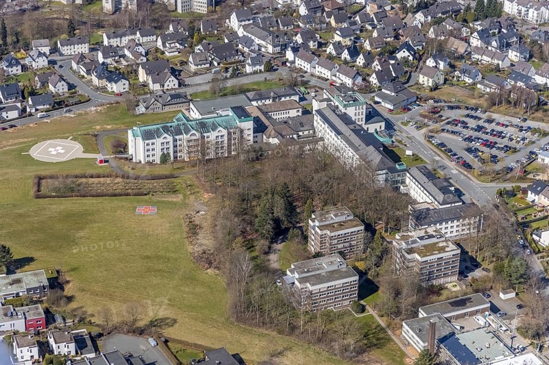 Aerial view, St. Walburga-Krankenhaus Meschede, Meschede-Stadt, Meschede, Sauerland, North Rhine-Westphalia, Germany, DE, Europe, healthcare, hospital, helipad, clinic, clinic centre, hospital, aerial photograph, aerial photography, aerial photography, medical facility, medical aid, emergency service, overview, bird's-eye view, overview, medical care