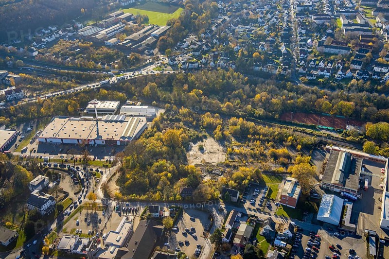 Aerial view, brownfield site on Carl-Benz-Straße between Hellweg Baumarkt and HME Copper Germany in Menden, Sauerland, North Rhine-Westphalia, Germany, construction area, construction site, building plots, DE, Europe, commercial enterprises, commercial area, commercial park, commercial site, commercial use, industrial area, industrial building, industrial site, aerial view, aerial photography, aerial photography, Menden, overview, bird's-eye view, overview