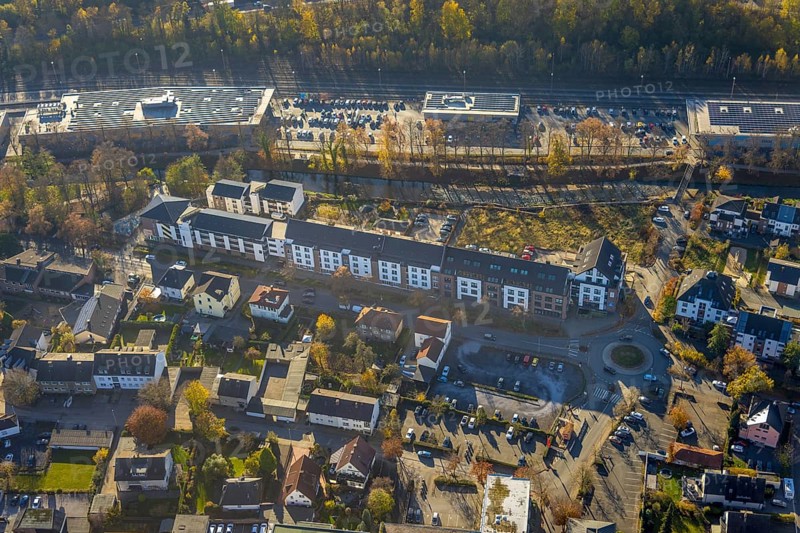 Aerial view, residential area and shopping centre Untere Promenade at the river Hönne in Menden, Sauerland, North Rhine-Westphalia, Germany, DE, shopping markets, shopping place, shopping centre, Europe, roundabout, roundabout, aerial view, aerial photography, aerial photography, Menden, local supply centre, supermarket, overview, bird's-eye view, overview