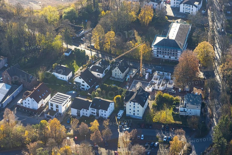 Aerial view, renovation at the district court Menden and housing estate with construction site Gisbert-Kranz-Straße in Menden, Sauerland, North Rhine-Westphalia, Germany, construction work, construction area, building site, building plots, construction project, construction site, DE, Europe, property tax, real estate, aerial view, aerial photography, aerial photography, Menden, renovation, refurbishment, overview, bird's eye view, housing estate, living and living, residential area, residential buildings, residential neighbourhood, housing estate, birds-eyes view, overview