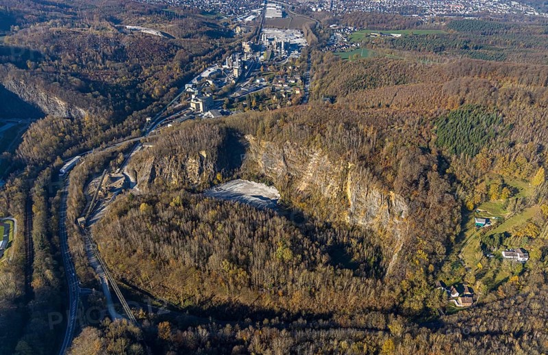 Aerial view, quarry at the Hönnetalstraße with commercial area and Rheinkalk GmbH in the district Oberrödinghausen in Menden, Sauerland, North Rhine-Westphalia, Germany, DE, Europe, commercial enterprises, commercial area, commercial park, commercial location, commercial use, industrial area, industrial building, industrial location, Kalköfenstraße, aerial view, aerial photography, aerial photography, Menden, quarry, overview, bird's eye view, birds-eyes view, overview