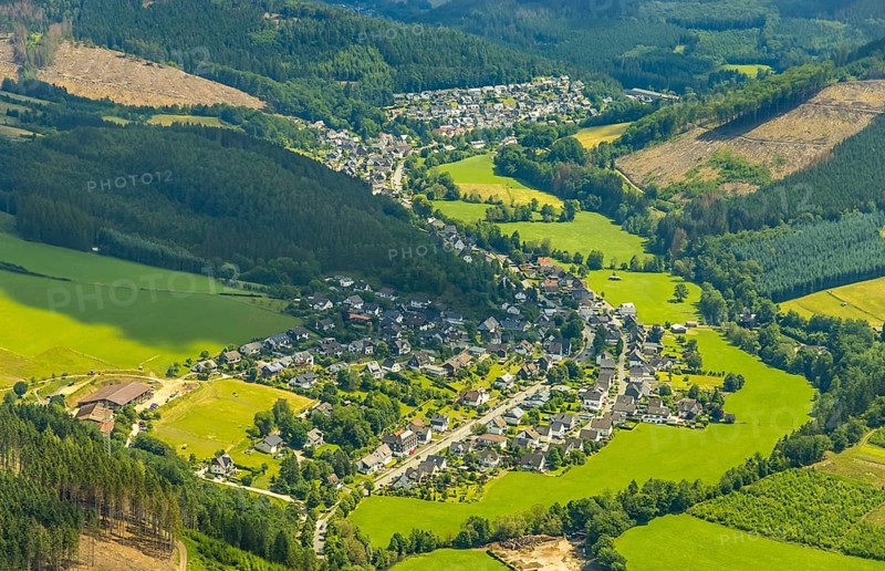 Aerial view, local view Kickenbach and Langenei, Altenhundem, Lennestadt, Sauerland, North Rhine-Westphalia, Germany, DEU, Europe, holiday homes, property tax, Heinemanns Hof, real estate, aerial view, aerial photography, aerial photography, horse pastures, overview, bird's-eye view, living and life, residential area, residential buildings, quality of life, birds-eyes view, overview