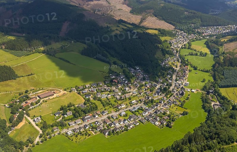 Aerial view, local view Kickenbach and Langenei, Altenhundem, Lennestadt, Sauerland, North Rhine-Westphalia, Germany, DEU, Europe, holiday homes, property tax, Heinemanns Hof, real estate, aerial view, aerial photography, aerial photography, horse pastures, overview, bird's-eye view, living and life, residential area, residential buildings, quality of life, birds-eyes view, overview