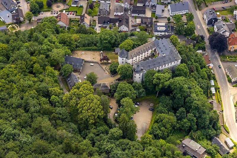 Aerial photo, Bilstein Castle, DJH Youth Hostel, Bilstein, Lennestadt, Sauerland, North Rhine-Westphalia, Germany, castle, DEU, DJH, Europe, hilltop castle, youth hostel, aerial photograph, aerial photography, aerial photography, castle, tower, overview, bird's-eye view, overview
