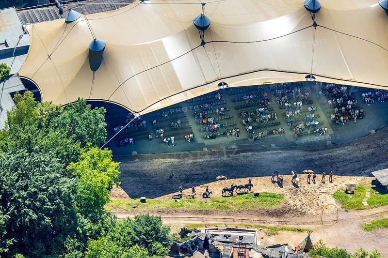 Aerial view, Elspe festival area, horse parade, spectators under the tent roof, Niedermelbecke, Lennestadt, Sauerland, North Rhine-Westphalia, Germany, DEU, Europe, Karl May Festival, culture, art, aerial photography, aerial photography, aerial photography, overview, entertainment, events, venue, event location, bird's-eye view, tent roof, spectators, birds-eyes view, cultural use, overview