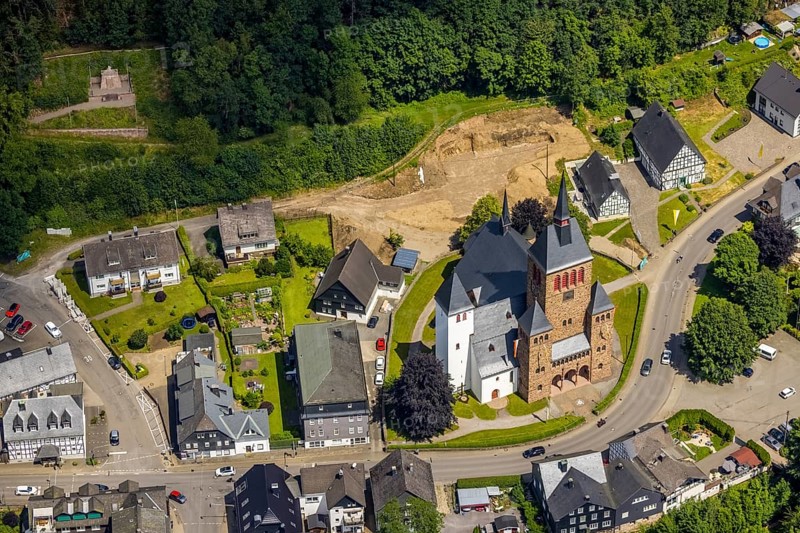 Aerial view, Church of St. Peter and Paul, Kirchhundem, Sauerland, North Rhine-Westphalia, Germany, place of worship, DEU, Europe, religious community, place of worship, holy place, church, parish, denomination, aerial view, aerial photography, aerial photography, religion, religious site, overview, bird's-eye view, overview