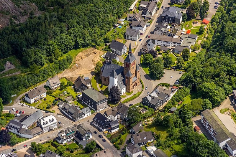 Aerial view, Church of St. Peter and Paul, Kirchhundem, Sauerland, North Rhine-Westphalia, Germany, place of worship, DEU, Europe, religious community, place of worship, holy place, church, parish, denomination, aerial view, aerial photography, aerial photography, religion, religious site, overview, bird's-eye view, overview