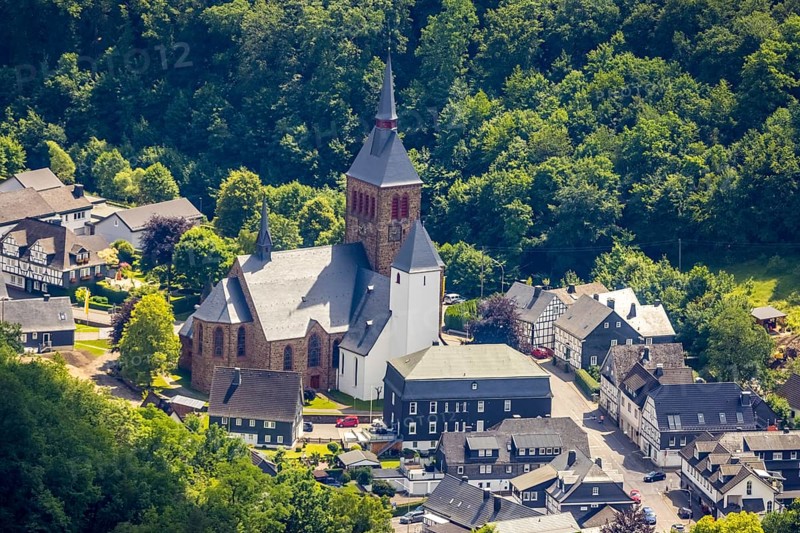 Aerial view, Church of St Peter and Paul, Altenhundem, Kirchhundem, Sauerland, North Rhine-Westphalia, Germany, place of worship, DEU, Europe, religious community, place of worship, sacred site, church, parish, denomination, aerial view, aerial photography, aerial photography, religion, religious site, overview, bird's-eye view, overview